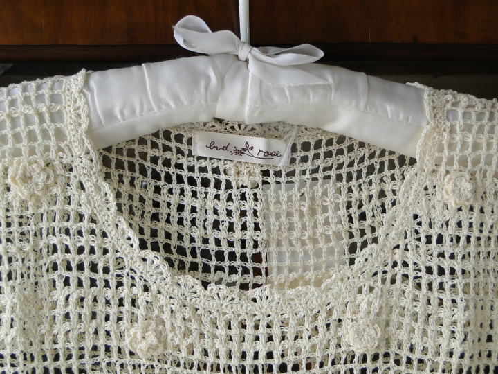 バドローズ　マーリア　水野　陽子　 ２０１1年　夏コレクション＞かぎ針編みベスト＞生成＞涼しげな格子にお花のモティーフをちりばめたベストです。