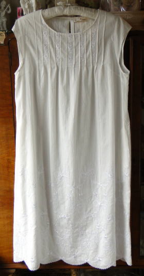 バドローズ　マーリア　水野　陽子　 ２０１1年　夏コレクション＞ワンピース＞オフホワイト＞胸元にピンタックとお花の刺繍、裾はスカラップでお花とリボンの刺繍が施されています。