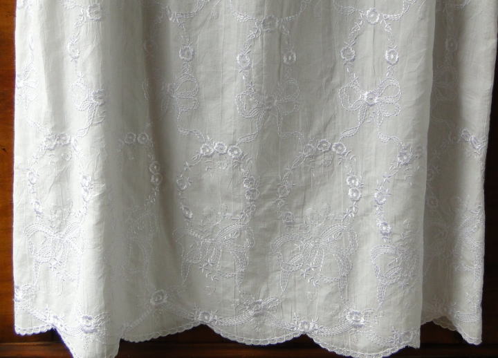 バドローズ　マーリア　水野　陽子　 ２０１1年　夏コレクション＞ワンピース＞オフホワイト＞胸元にピンタックとお花の刺繍、裾はスカラップでお花とリボンの刺繍が施されています。