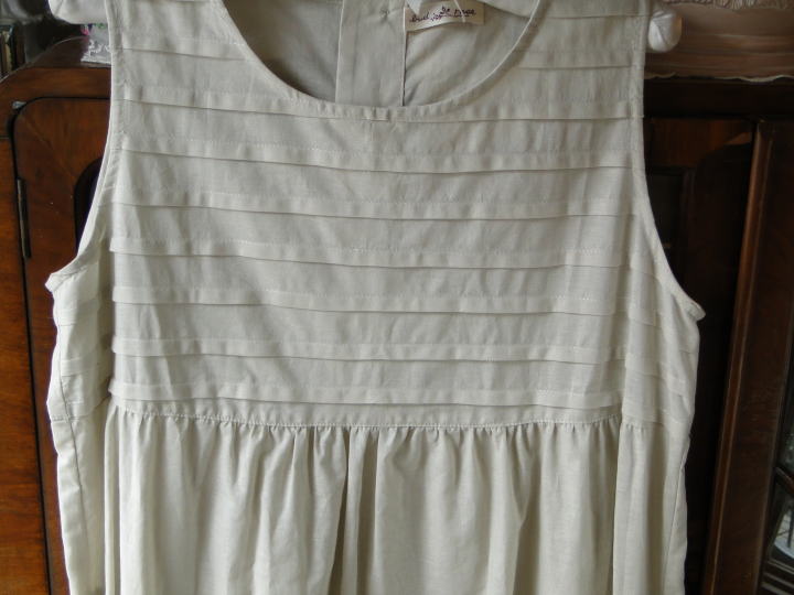 バドローズ　マーリア　水野　陽子　 ２０１1年　夏コレクション＞ワンピース＞ベージュ＞上身頃と裾にピンタック、＞スカートにはギャザーいっぱいのワンピースです