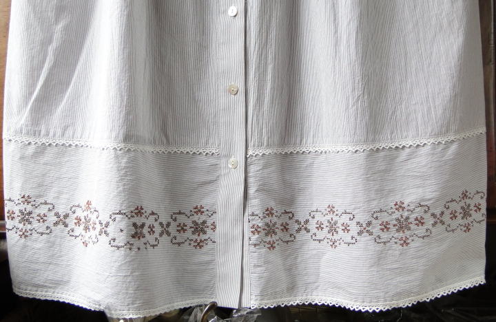 バドローズ　マーリア　水野　陽子　 ２０１1年　夏コレクション＞ワンピース＞ベージュ＞生地はコードレーン。＞上身頃にはピンタック、ピコレースをピンタックの周りや袖口、裾周りとふんだんに♪裾の刺繍も可愛いワンピースです。