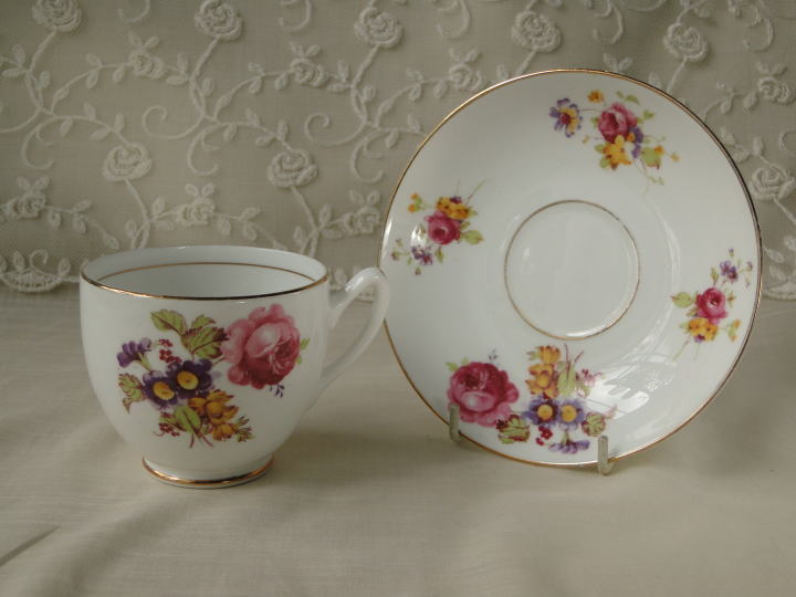 アンティーク・テーブルウエアー＞薔薇のダッチェス・カップ＆ソーサー＞美しい薔薇の絵はハンドペイント。ゴールド・トリムのカップ＆ソーサーです。※ダッチェス社は1888年の創業以来ボーンチャイナを製造しているイギリスの老舗です。社名のダッチェス＜DUCHESS＞は「公爵夫人」という意味。