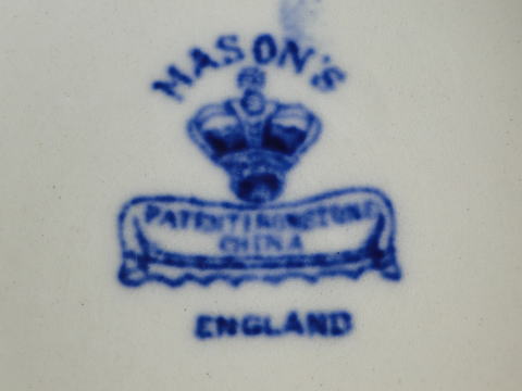 アンティーク・テーブルウエアー＞ブルー & ホワイト＞メイソンのボウル＞19世紀の初頭、ヨーロッパで大変人気があった東洋の陶磁器。イギリスで作られた陶磁器にも東洋の風景がデザインされた物が多かったようです。バックスタンプにMASON'S PATENT IRONSTONE CHINA ENGLAND、メイスンの特許として名高い『硬質陶器』、「アイアンストーン・チャイナ(Ironstone China)」のブルー＆ホワイトです。