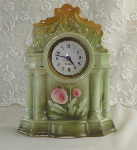 アンティーク・インテリア＞メルセデスの時計 mercedes＞ピンクのかわいいお花はハンドペイントです。両サイドに支柱、上部に曲線のデザインが施された、グラディエーションのかかった明るいグリーンの時計です。＞陶器　ドイツ製