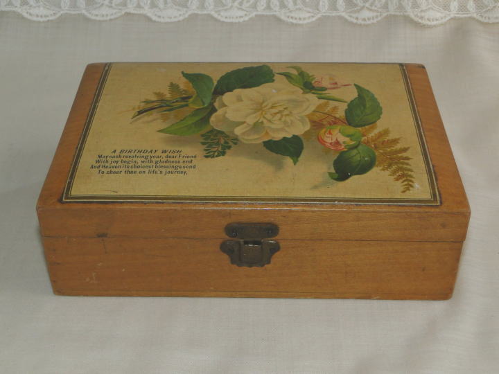 アンティーク・インテリア＞ヴィクトリアン・ウッド・ボックス＞トップには花柄の図柄。ヴィクトリアン・グリーティングカードでしょうか？大小二つのヴィクトリアン・ボックスです。