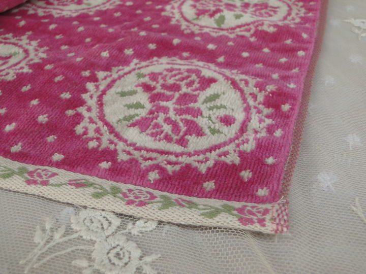 薔薇の雑貨＞ミラーローズ・シリーズ＞バラ柄タオル地ハンカチ＞パープル系ピンクのジャガード織り、バラ柄タオル地ハンカチです。ふちにもかわいいバラ柄が・・・・・