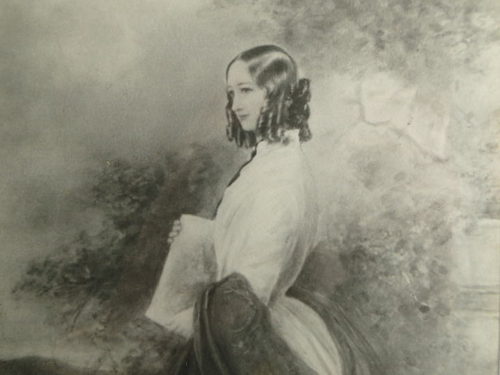 アンティーク・フレーム＞若い女性の肖像＞ロングドレスで着飾った若い女性。凛とした表情で左の方向を見ている図柄です。木製のアンティークフレームです。