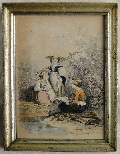 アンティーク・フレーム＞ヴィクトリアン・フレーム＞1880年頃のフレームです。中の絵は版画のようです。水辺の三人。中央で傘を被って鋤を担いでいる女性。紺の衣装でポーズを決めているように見えます。左の女性はすぐそばで腰かけていて物思いにふけっているような。。。右の少年は二人をスケッチしているのではなくて、左前方の景色を描いているようにも見えます。三人の視線がバラバラでなにやら不思議な絵ですが、落ち着いた構図の雰囲気ある絵ですね♪