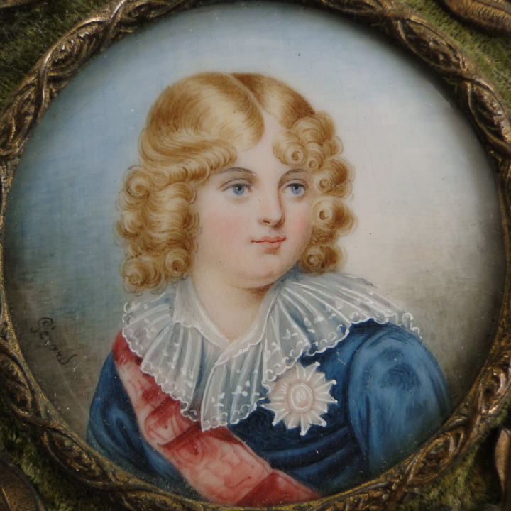 アンティーク・フレーム＞ブラス・フレーム＞ローレル・リースのブラス・フレーム。緻密に描かれているのは、ブルーの瞳とカールの金髪が美しい少年。・・・・・「ナポレオン少年時代の肖像」とのこと。調べてみると、ナポレオン・ボナパルトの長男、ナポレオン２世、少年時代の『ナポレオン・フランソワ・シャルル・ジョゼフ・ボナパルト』（ Napoléon II : Napoléon François Charles Joseph Bonaparte）ではないかと思われるのですが・・・・。いずれにしても極めて繊細で、大変に美しいフレームです。＞アイボリーにハンドペイント　フランス製　1850年頃　Φ＝７㎝　／　絵の部分　Φ＝４㎝