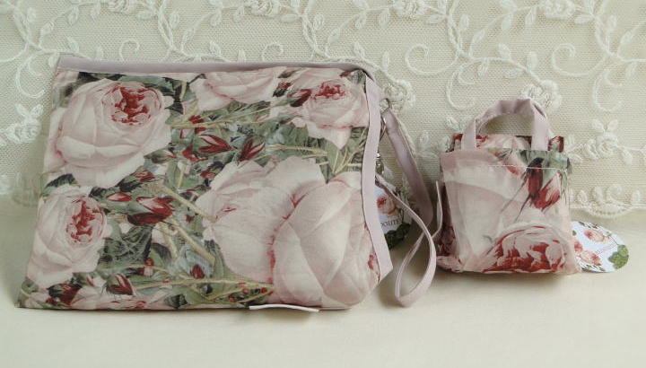 薔薇の雑貨＞ルドゥーテ薔薇のエコバッグ＞ルドゥーテの薔薇が全体にプリントされたエコバッグ。ポケットの中にたたみ込めるタイプと小さなバッグの中にコンパクトに収まるタイプ。大小2種類です。