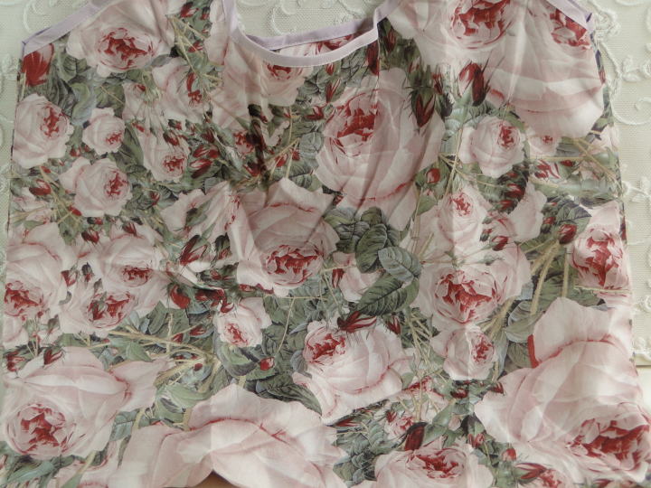 薔薇の雑貨＞ルドゥーテ薔薇のエコバッグ＞ルドゥーテの薔薇が全体にプリントされたエコバッグ。ポケットの中にたたみ込めるタイプです。