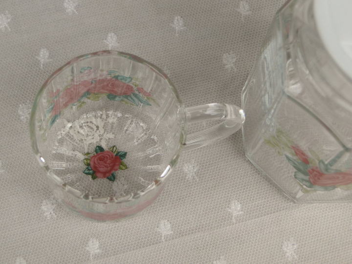 薔薇の雑貨＞バラ柄冷水筒＆マグカップ＞可憐なローズが織りなす優美なデザインの水筒とマグカップです。
