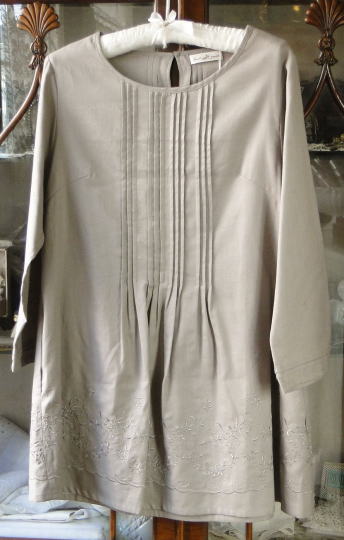 バドローズ　マーリア　水野　陽子　 2011年　秋コレクション＞チュニック  ベージュ＞胸元にピンタック、裾にバラ柄の刺繍が美しいチュニックです。＞麻 70％　　綿 30％