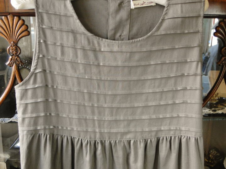 バドローズ　マーリア　水野　陽子　 2011年　秋コレクション＞ジャンパースカート　ベージュ＞前身頃と裾にピンタックがたっぷり。スカート部分にギャザーがいっぱいの素敵なジャンパースカートです。