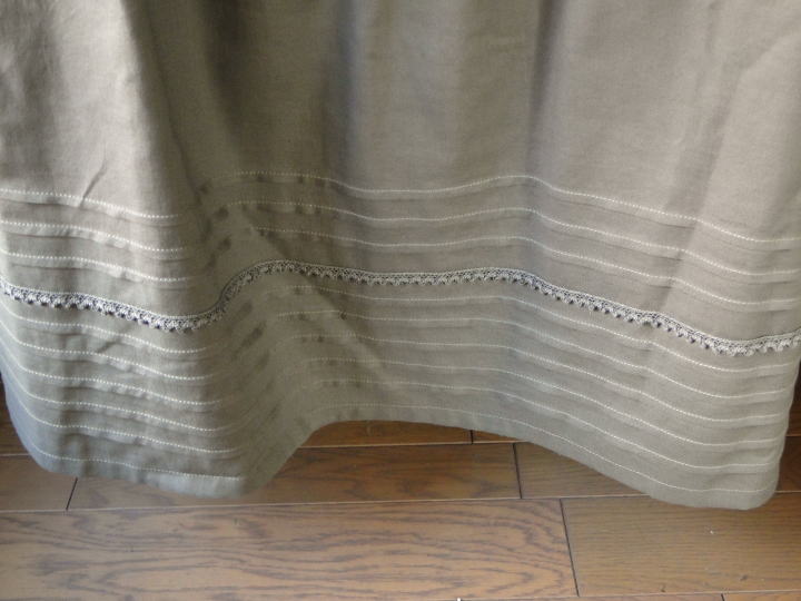 バドローズ　マーリア　水野　陽子　 2011年　秋コレクション＞ジャンパースカート　ベージュ＞前身頃と裾にピンタックがたっぷり。スカート部分にギャザーがいっぱいの素敵なジャンパースカートです。
