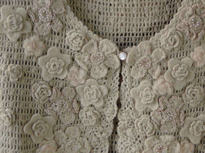 バドローズ　マーリア　水野　陽子　 2011年　秋コレクション＞カーディガン＞ピンク＞かぎ針編みカーディガン。様々な素材を使ったお花のモティーフはまるで花園のよう・・・・。ボレロタイプなのででワンピースにもおすすめです。