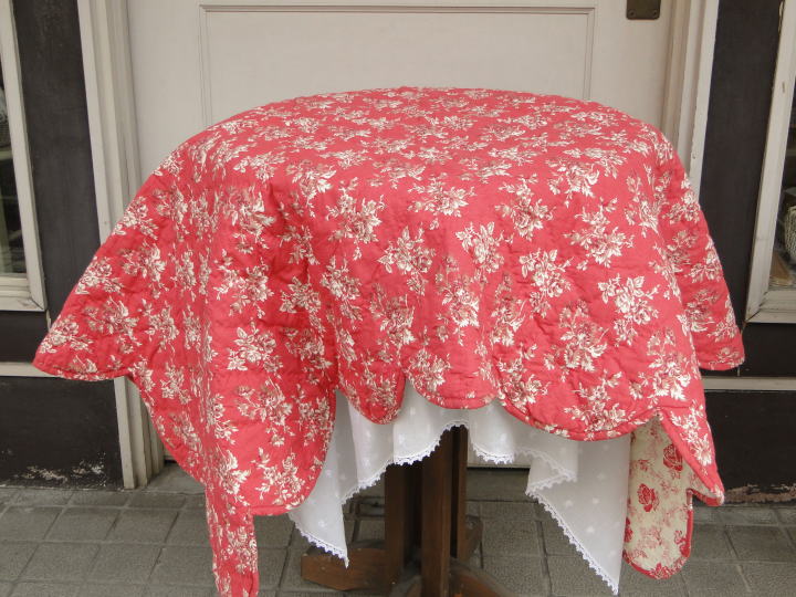 薔薇の雑貨＞レッドプティ　キルトカバーとポーチ＞カバーは手縫いのリバーシブル・キルトで、ソファーに掛けても素敵ですね。＞カバーのサイズ = 90*120�p