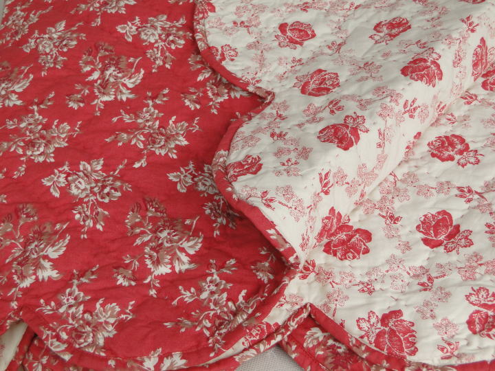 薔薇の雑貨＞レッドプティ　キルトカバーとポーチ＞カバーは手縫いのリバーシブル・キルトで、ソファーに掛けても素敵ですね。＞カバーのサイズ = 90*120�p