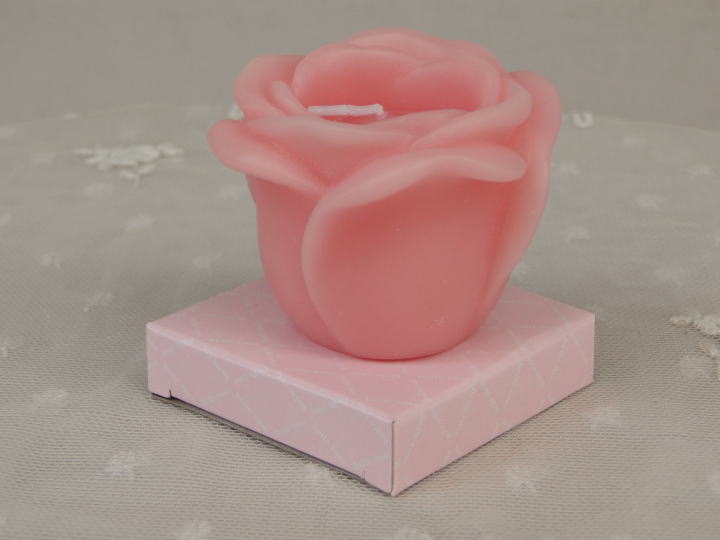 薔薇の雑貨＞ローズキャンドル＞バラの形をした素敵なキャンドルです。キャンドルを灯せば、ほのかなバラの香りが・・・・・キャンドルの花びら部分は中心よりも溶けにくい素材（蝋）になっています。