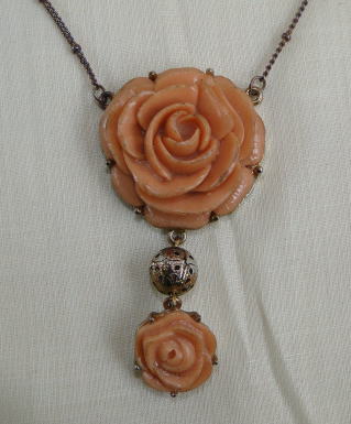 アンティーク雑貨＞アンティークアクセサリー＞薔薇のネックレス＞縦に並ぶ大小二つの薔薇を真ん中に鈴のような球でジョイント。やや短めのネックレスです。＞樹脂 / 1950年