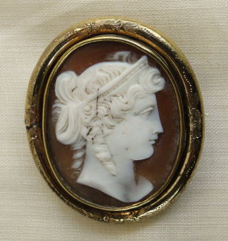 アンティーク雑貨＞アンティークアクセサリー＞カメオのブローチ＞髪飾りを付けた女性のブローチです。＞シェル + ピンチバック / 1840～1850年