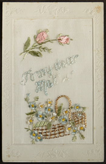 アンティーク雑貨＞アンティーク・カード＞エンブロイダリー・カード＞薔薇と花籠の間に　"To my dear Mother”と刺しゅうされています。お母さんの誕生日に送られたカード。