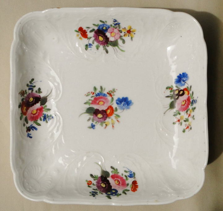 アンティーク雑貨＞アンティーク陶器＞お花の角皿＞さりげないレリーフとハンドペイントがかわいいディッシュ。中皿程度の大きさで、やや厚みのある角皿です。