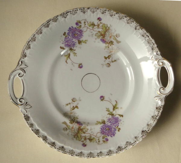アンティーク雑貨＞アンティーク陶器＞お花のプレート＞丸い持ち手付、中皿です。持ち手の付いた上品なデザインのレリーフ・ディッシュです。＞ヴィクトリアン