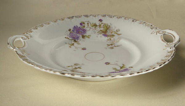 アンティーク雑貨＞アンティーク陶器＞お花のプレート＞丸い持ち手付、中皿です。持ち手の付いた上品なデザインのレリーフ・ディッシュです。＞ヴィクトリアン