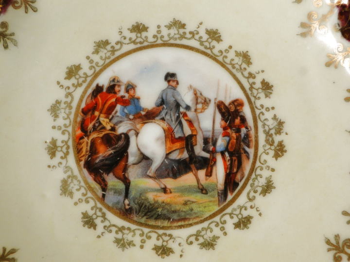 アンティーク雑貨＞アンティーク・陶器＞カップ＆ソーサー＞白馬にまたがったナポレオンらしき人物の描かれたソーサーです。