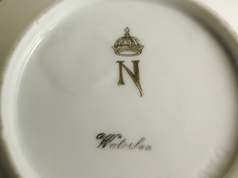 アンティーク雑貨＞アンティーク・陶器＞カップ＆ソーサー＞裏面のマークは『クラウン』の下に"N ”そして"Watrloo”・・・・王冠を被ったナポレオンを意味してるようにも思えます。