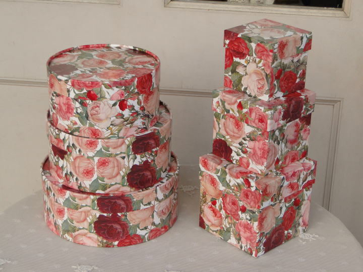 薔薇の雑貨＞カルトナージュ・ボックス＞ルドゥーテ薔薇柄チンツ模様のカルトナージュ・ボックス。三つの大きさのボックスが入れ子になっています。＞円柱型とキューブ型
