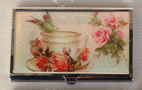 薔薇の雑貨＞薔薇のカードケース＞ティーカップに小鳥、そして薔薇！ヴィクトリアンなデザインのカードケースです。