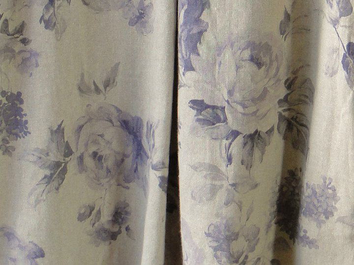 オリジナル雑貨＞チュニック・ジャンパースカート＞紫の薔薇柄プリントが落ち着いた雰囲気のチュニックジャンパースカートです。＞麻　100%