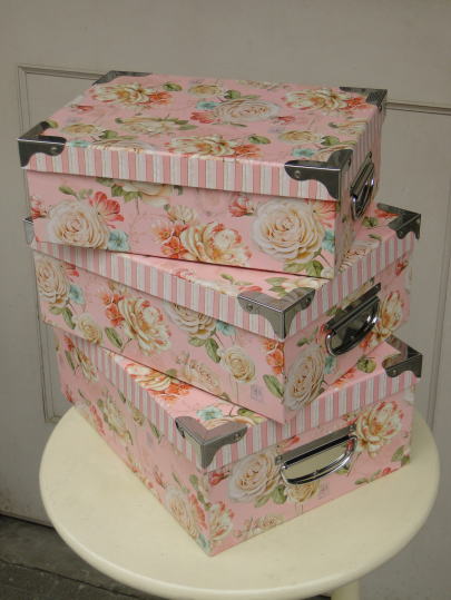 薔薇の雑貨＞薔薇のペーパー・ボックス＞蓋のコーナーがスチールでガードされた、取っ手付ペーパーボックス。大中小、三つの大きさで、入れ子になってます。ピンク地に縦縞トリム、白の薔薇柄です。