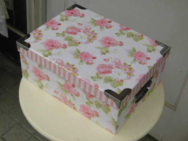 薔薇の雑貨＞薔薇のペーパー・ボックス＞蓋のコーナーがスチールでガードされた、取っ手付ペーパーボックス。大中小、三つの大きさで、入れ子になってます。白地にピンクの縦縞トリム、ピンクの薔薇柄です。