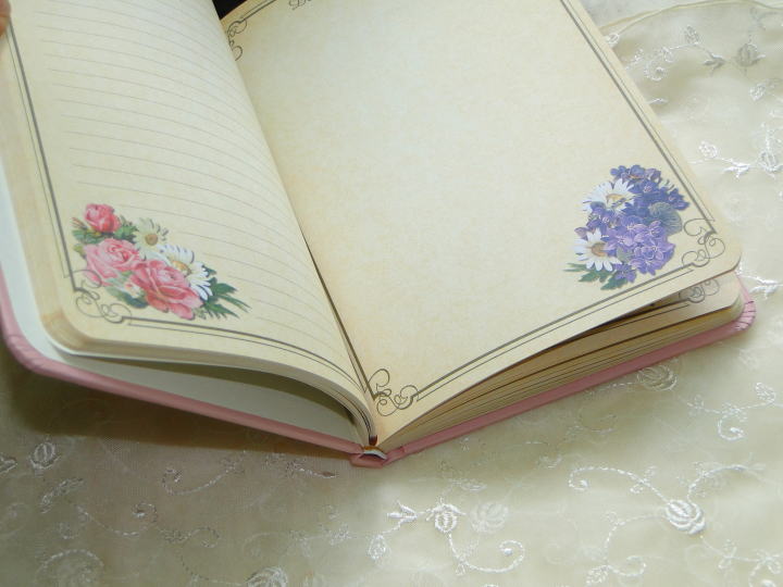 薔薇の雑貨＞薔薇のノート＞サボンのパッケージをアレンジしたデザインのノート。内側のノートにもカラーでバラ柄が施されています。