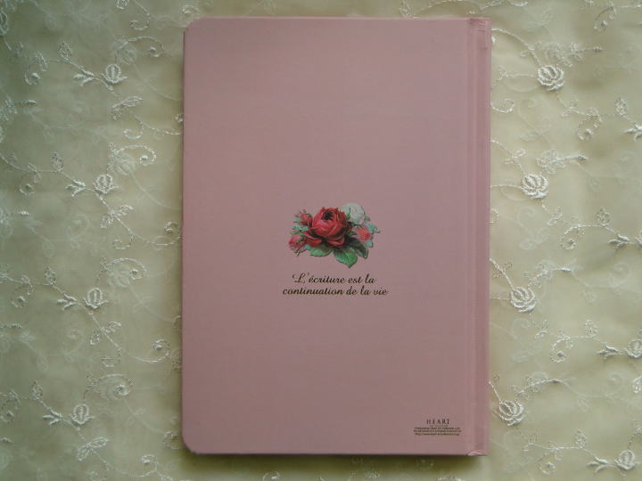 薔薇の雑貨＞薔薇のノート＞サボンのパッケージをアレンジしたデザインのノート。内側のノートにもカラーでバラ柄が施されています。
