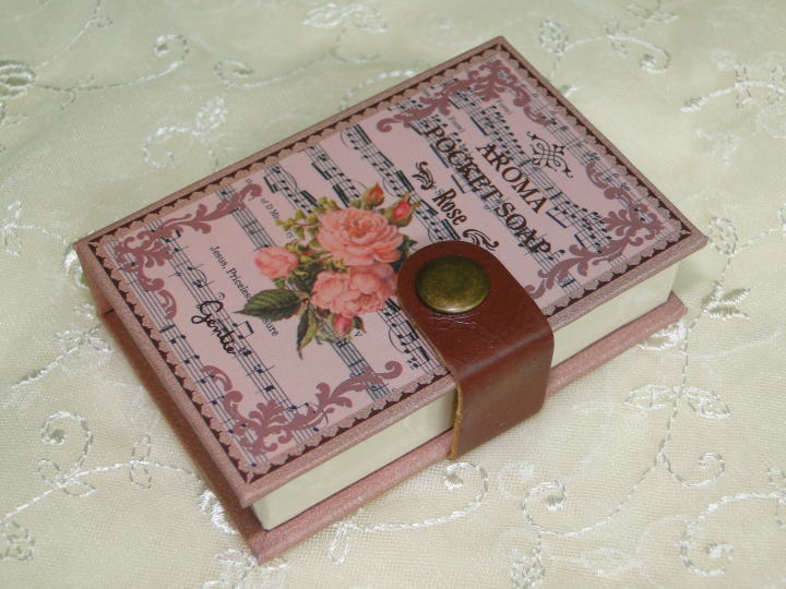 薔薇の雑貨＞ブック型石鹸＞アロマ・ポケット・ソープはおしゃれなブック型ボックスに入った紙石鹸です。