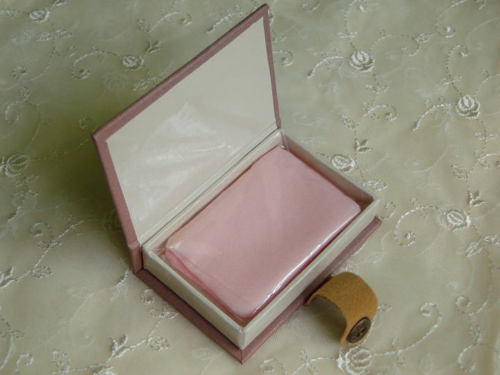 薔薇の雑貨＞ブック型石鹸＞アロマ・ポケット・ソープはおしゃれなブック型ボックスに入った紙石鹸です。