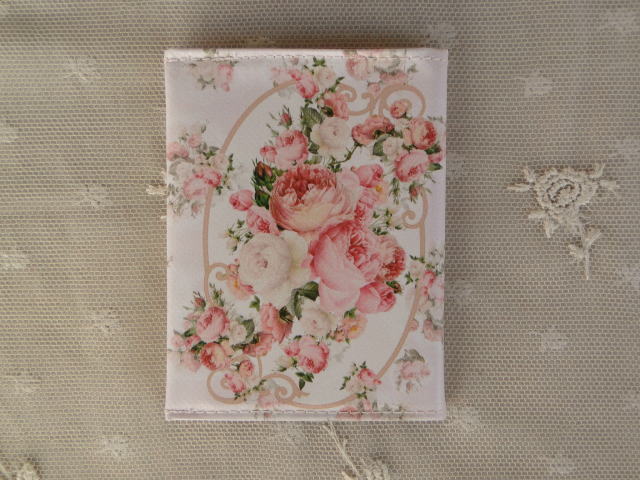 薔薇の雑貨＞薔薇のケース＞優しい色合いのライトピンクに薔薇柄が映えるカードケース。薔薇のカード・ケース＞キャッシュカードや名刺のサイズです。