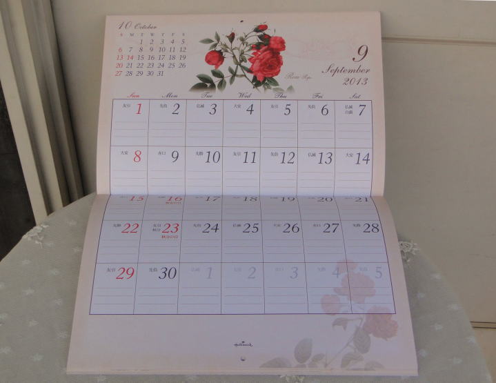 薔薇の雑貨＞2013年版 カレンダー＞美しい薔薇で彩られたカレンダー。見やすくてたっぷり書き込みできる、六曜・二十四節気つきの実用的なカレンダーです。