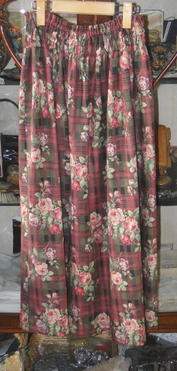 オリジナル雑貨＞ギャザー・スカート＞深みのあるピンクとグリーン。チェックに薔薇柄のギャザースカートです。