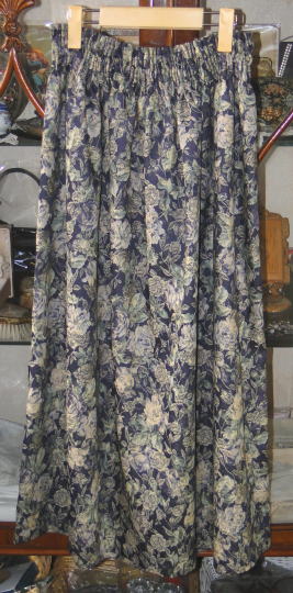 オリジナル雑貨＞ギャザー・スカート＞地模様入り、紺地のジャガードに淡い黄色の薔薇柄生地。サテン仕上げのT/Cジャガード・ギャザースカートです。