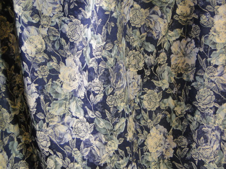 オリジナル雑貨＞ギャザー・スカート＞地模様入り、紺地のジャガードに淡い黄色の薔薇柄生地。サテン仕上げのT/Cジャガード・ギャザースカートです。