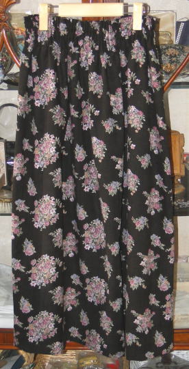 オリジナル雑貨＞ギャザー・スカート＞柔らかくてしなやかな細コールテンに薔薇のブーケ・プリントが施された生地のギャザースカートです。