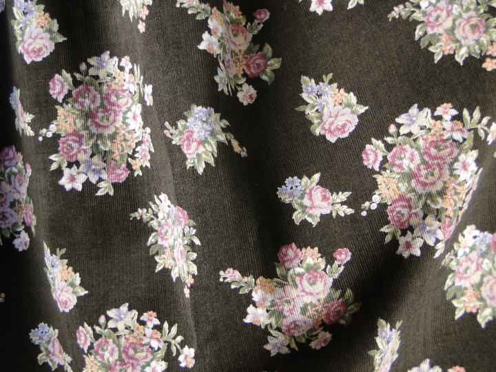 オリジナル雑貨＞ギャザー・スカート＞柔らかくてしなやかな細コールテンに薔薇のブーケ・プリントが施された生地のギャザースカートです。