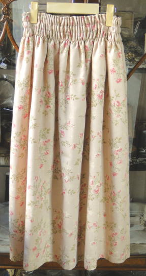 オオリジナル雑貨＞ギャザー・スカート＞淡いピンクの薔薇柄が素敵なサテン仕上げのジャガード織りギャザースカートです。