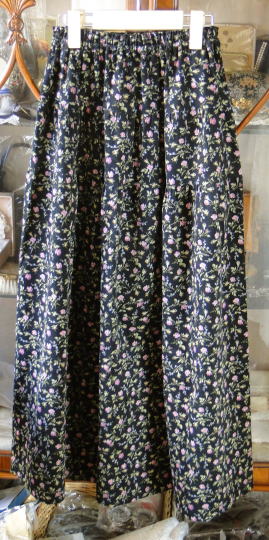 オリジナル雑貨＞ギャザー・スカート＞柔らかくてしなやかな細コールテンに小さなピンクの薔薇がちりばめられたギャザースカートです。