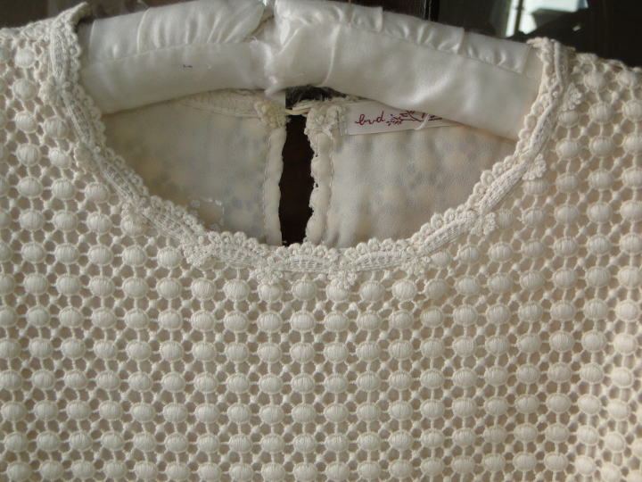 バドローズ　マーリア　水野　陽子　 2012年　秋コレクション＞ブラウス＞ユニオンジャックのようなクロスと斜めクロスの格子模様に丸いモティーフを組み込んだ印象的なパターンのブラウスです。綿レース地に裏つきです。＞生成